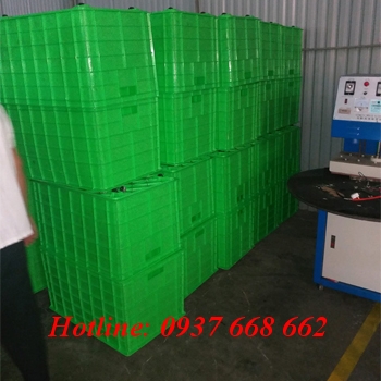 thùng nhựa có bánh xe màu xanh lá